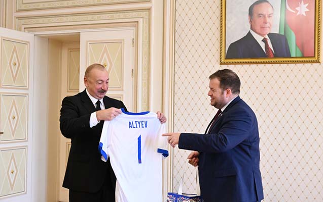 Dövlət naziri İlham Əliyevə millinin formasını hədiyyə etdi - F OTOLAR