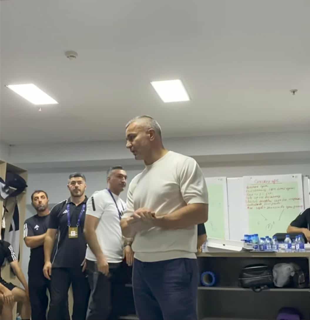 “Qarabağ”ın baş məşqçisinin paltardayişmə otağında söylədiyi təsirli sözlər - VİDEO