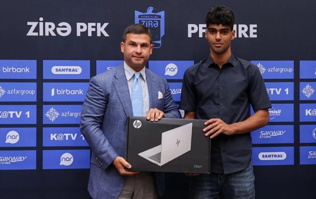 Orxan Məmmədov imtahanda yüksək bal toplayan futbolçuya diqqət göstərdi - FOTOLAR
