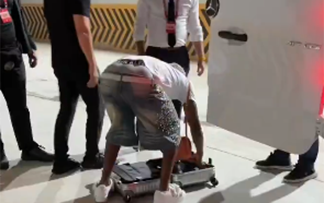 Pasportunu axtardı, komanda onu 1 saatdan çox gözlədi - VİDEO