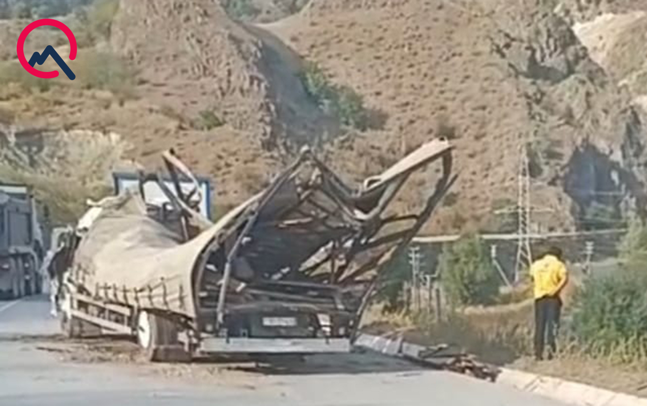 Kəlbəcərdə yük maşını dərəyə aşdı - Yaralılar var
