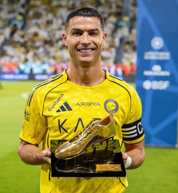 25 qol vuran Ronaldoya "qızıl buts" təqdim olundu - FOTO