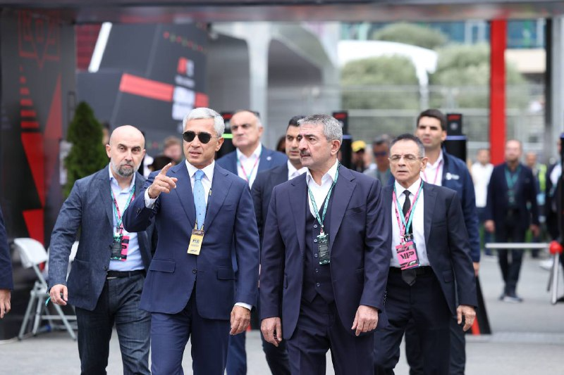 Dövlət məmurları Bakıdakı məşhur idman yarışında - FOTOLAR