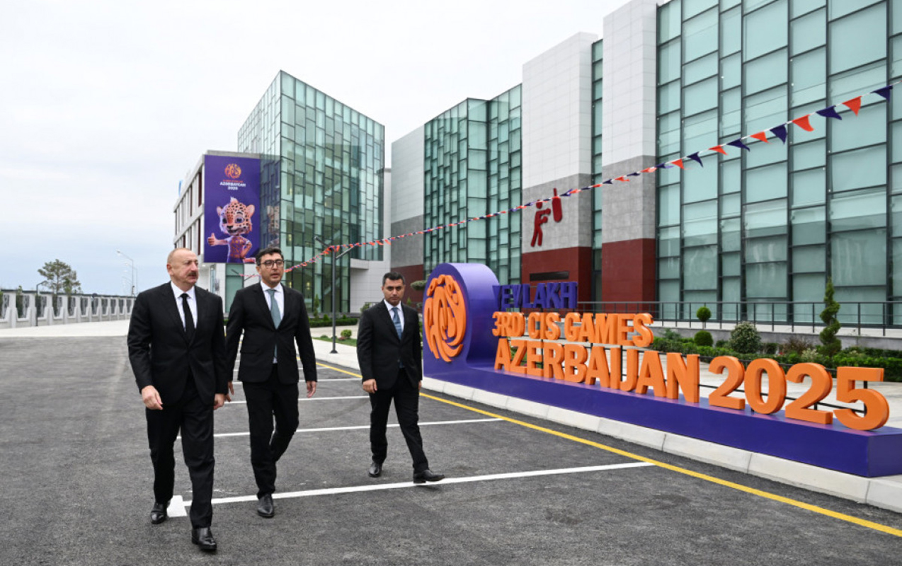 Prezident Yevlaxda idman kompleksinin açılışında - FOTOLAR