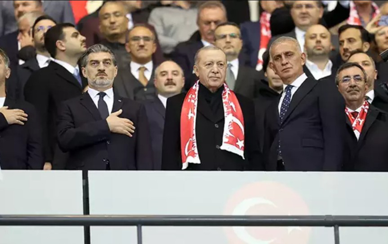 İki futbolçu president əvvəl meydanda, indi ali tribunada! - FOTOLAR