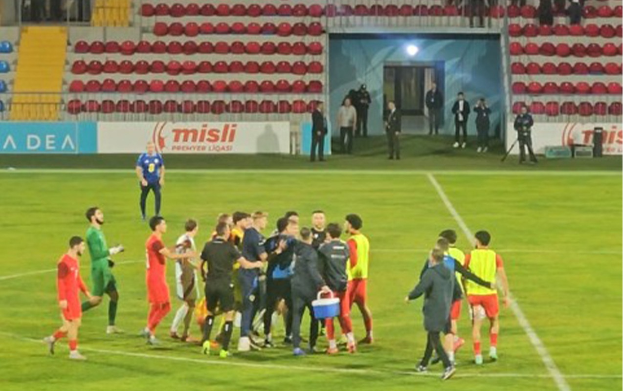 Millimizin oyunçusu stadionda dava saldı, şüşəni sındırdı - VİDEO
