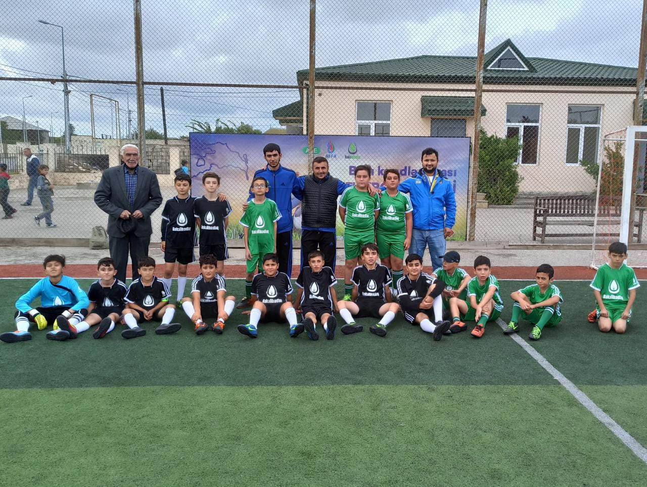 Həyətini uşaqlar üçün futbol meydanına çevirən azərbaycanlı məşqçi kimdir? - FOTOLAR