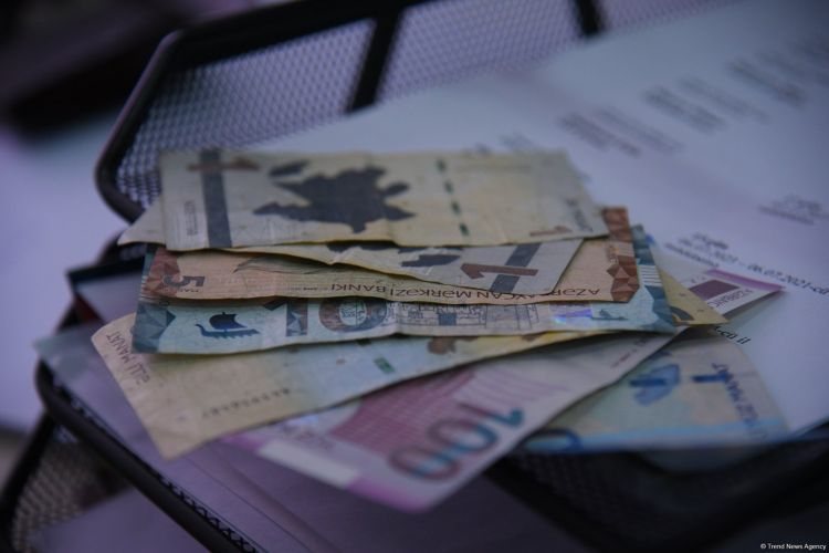 Rayonun icra başçısı komandaya pul yardımı etdi - FOTO