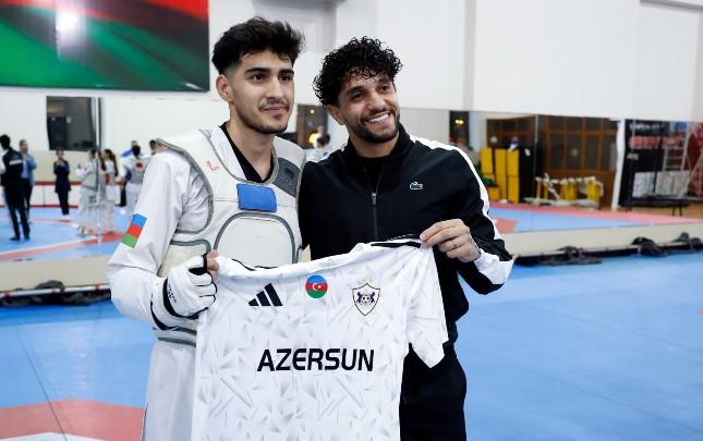 Kadi zala getdi, millimizin üzvləri ilə görüşdü, forma hədiyyə etdi - FOTOLAR