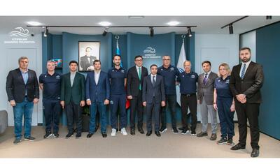 Nazir federasiya rəhbərliyindən hədiyyə aldı -