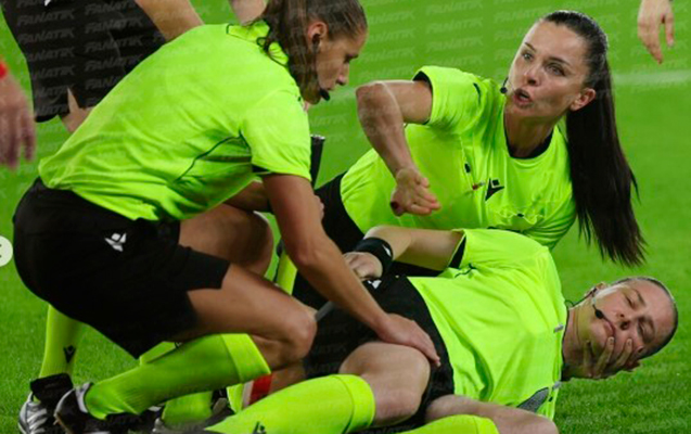 Dövlət himnləri səslənərkən özünü pis hiss etdi, huşunu itirdi - FOTOLAR