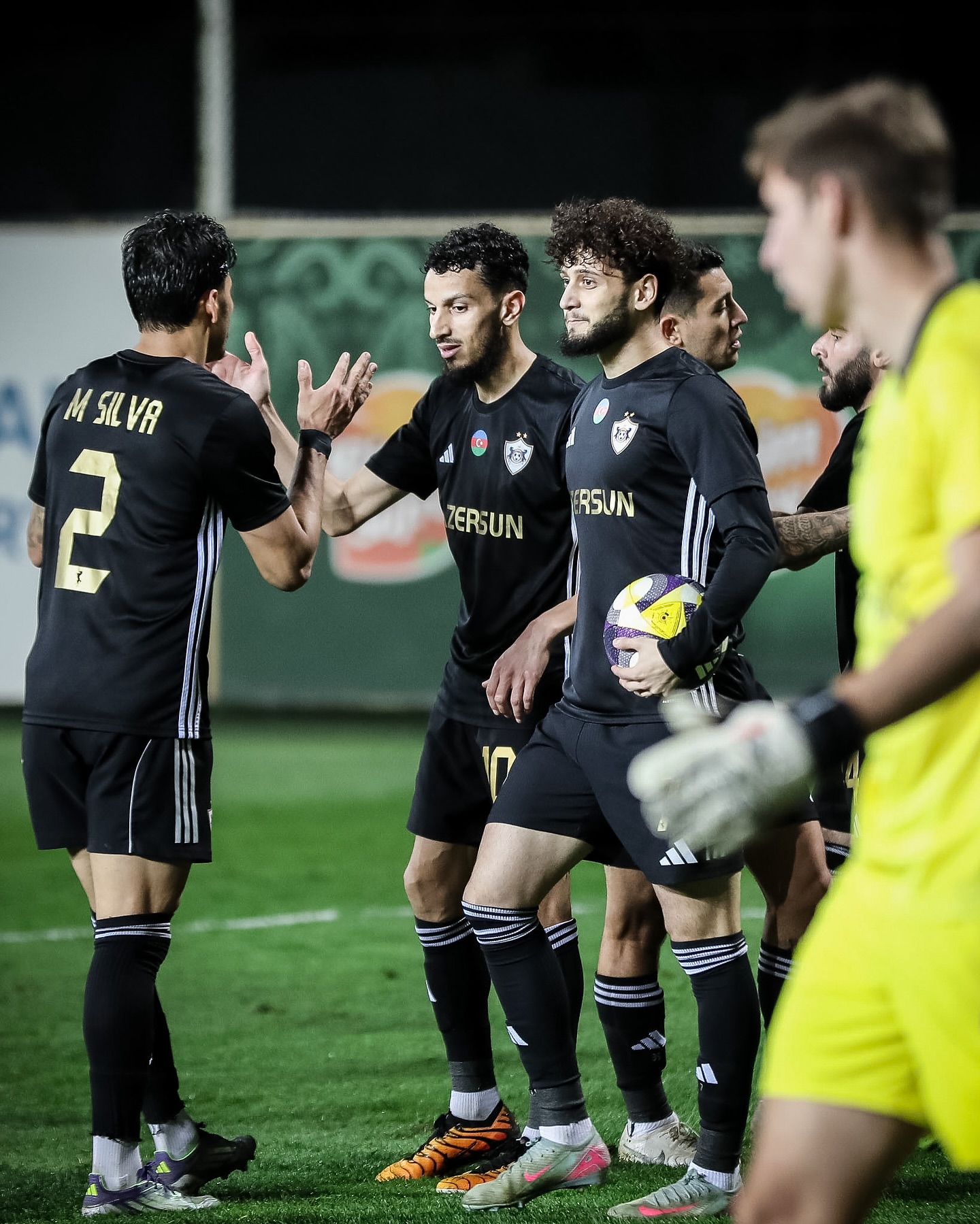 Nəriman barmağına yenicə üzük taxmış nişanlı qız kimi əzilib-büzülürsə...