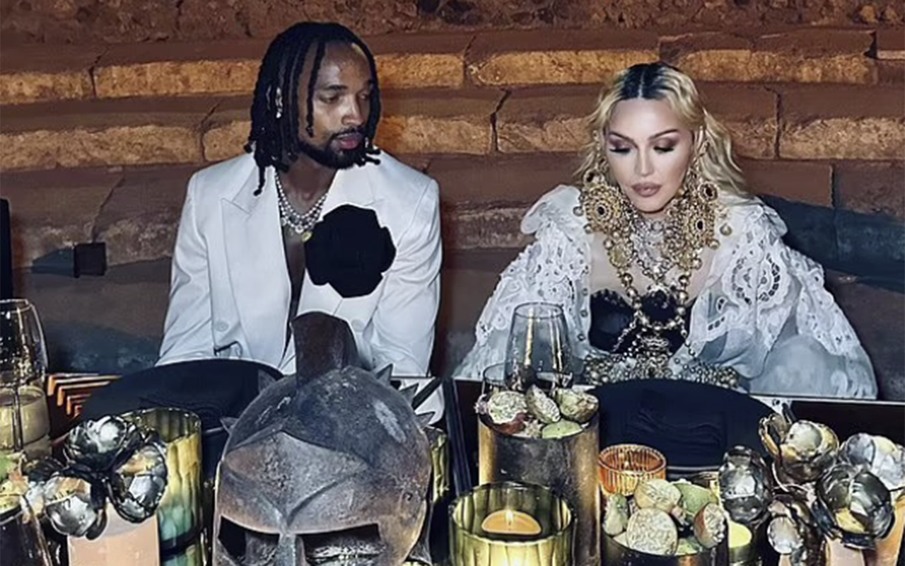 Madonna 29 yaşlı futbolçu sevgilisinə ərə gedir - FOTOLAR