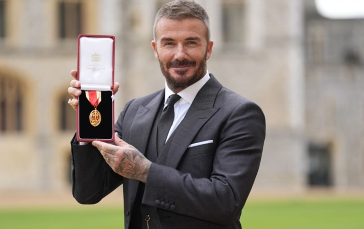 Böyük Britaniya kralı Bekhemi “cəngavər” elan etdi