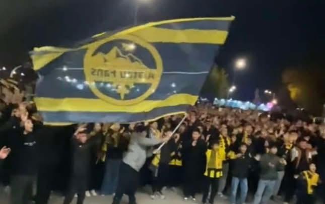 Yüzlərlə qazaxıstanlı bir yerə toplaşdı, “Qarabağ”a sevgi nümayiş etdirdi - VİDEO