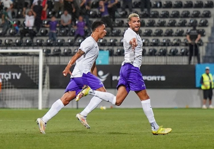 Bu hücumçuya cərimə meydançasına daxil olmaq qadağası qoyulsun!