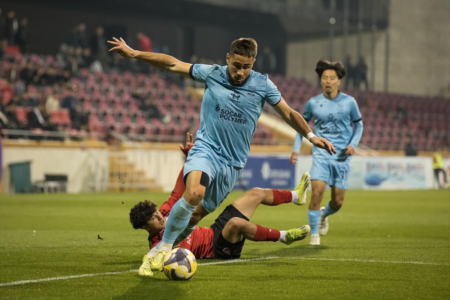 Axı bu hücumçunun əsas heyətdə nə işi var?