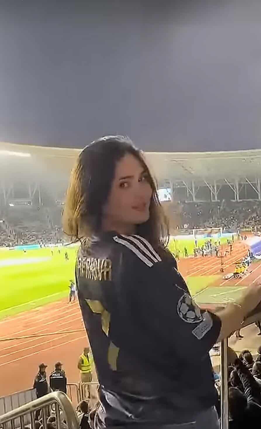 "Qarabağ"dan ötrü stadiona gələn gözəl qıza BAXIN - VİDEO