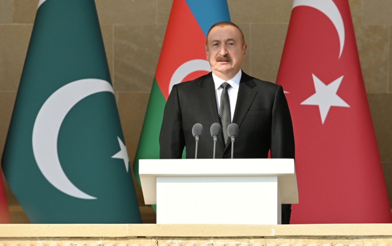 İlham Əliyev paradda çıxış etdi - VİDEO