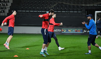 AFFA-nın baş katibi millinin futbolçularını tək buraxmadı -