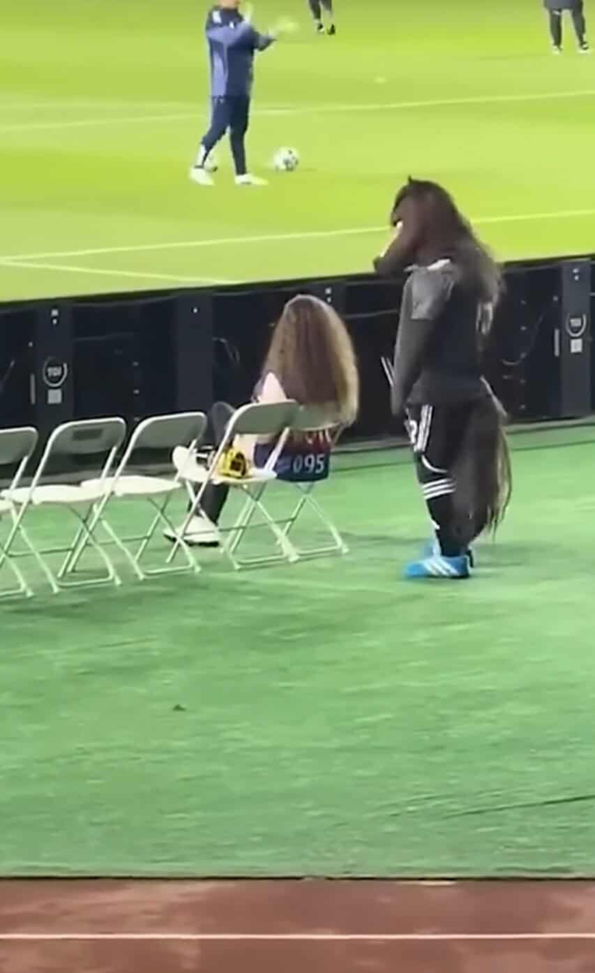 “Qarabağ”ın “Kəhər”i qızla elə rəqs etdi, hamının gözü onlarda qaldı - VİDEO