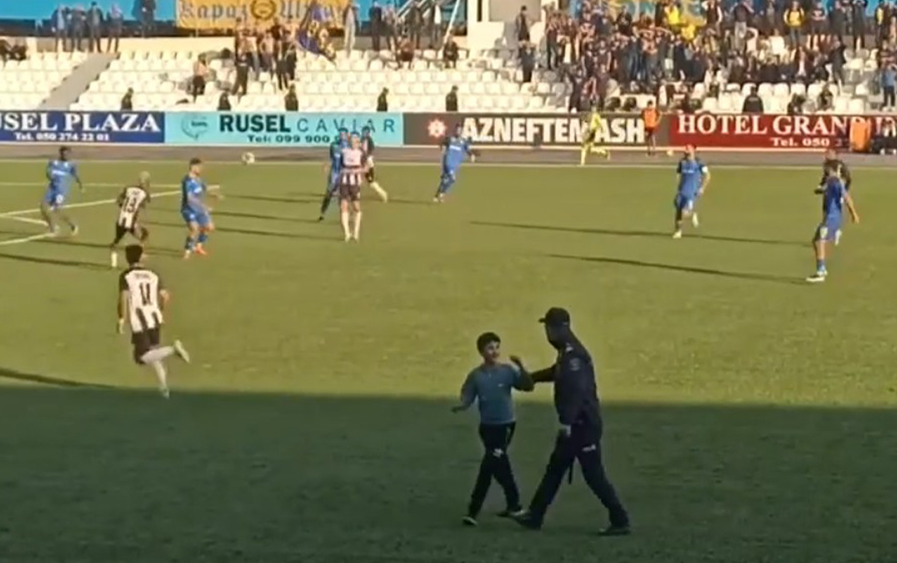 Rayonda uşaq meydana girdi, hakim oyunu saxlamadı, polis bu addımı atdı - VİDEO