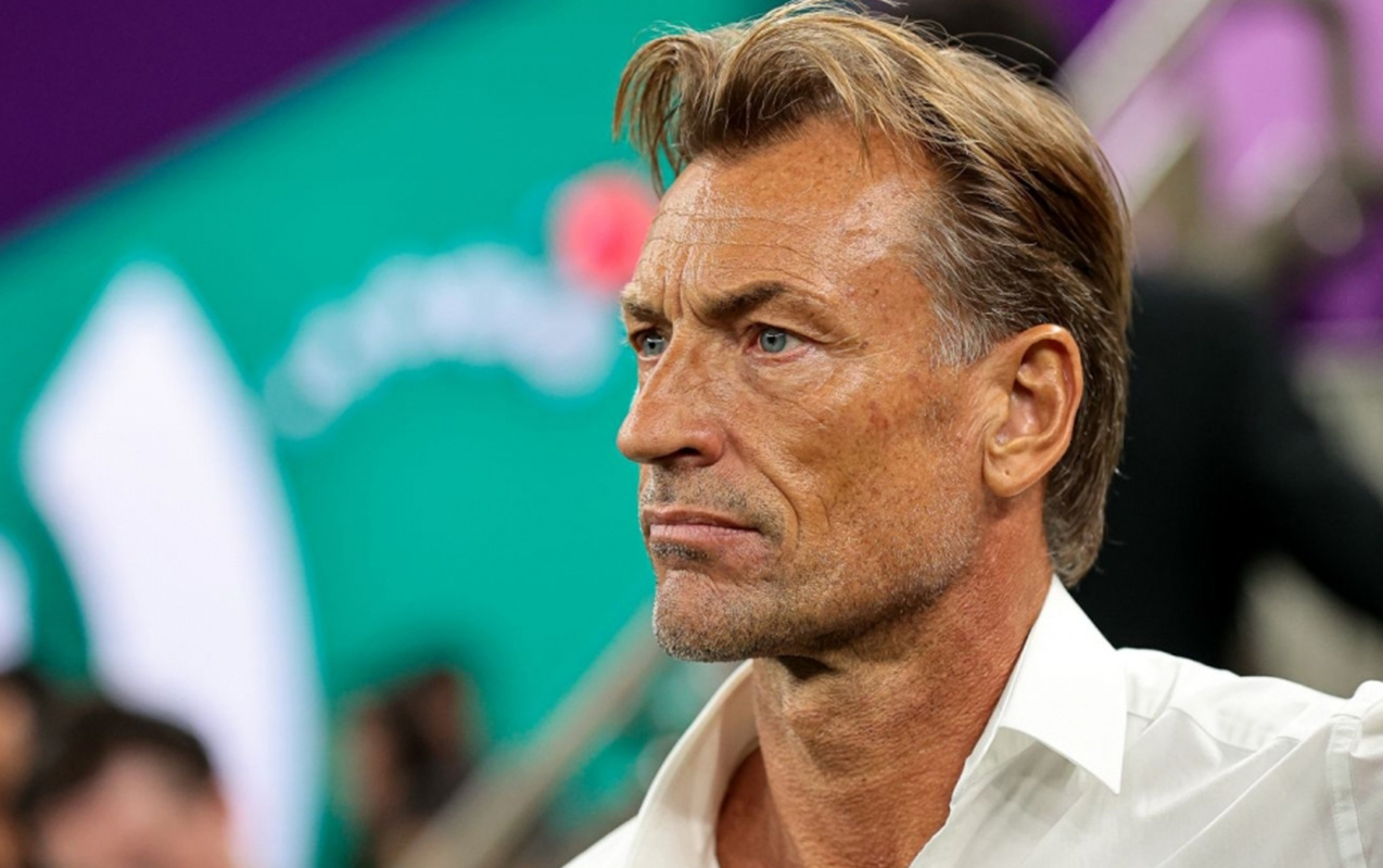 Azan verildi, millinin baş məşqçisi mətbuat konfransını dayandırdı - VİDEO