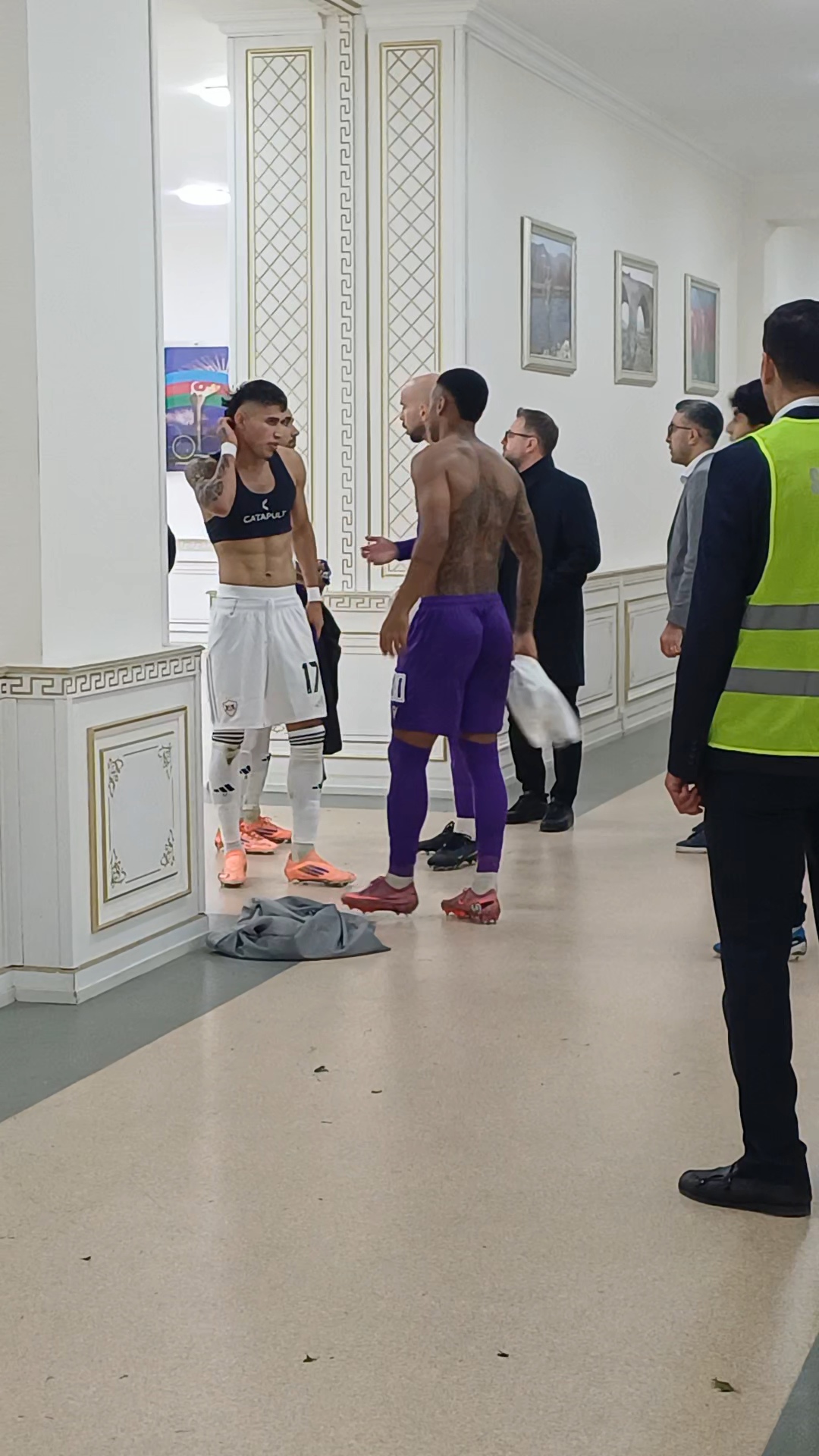 Uduzdular, gedib "Qarabağ"ın paltardəyişmə otağının qapısı “ağzında yatdı” - VİDEO