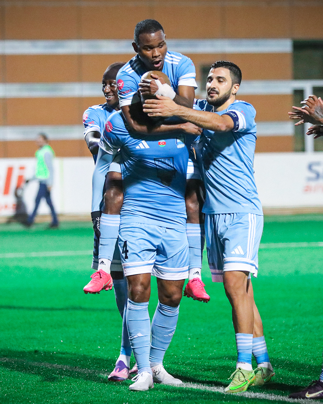 Azərbaycanda belə futbolçu da var – Nümunəvi hərəkətin VİDEOsu