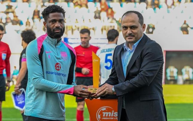 Premyer Liqada ayın ən yaxşı qolunun müəllifi mükafatını aldı