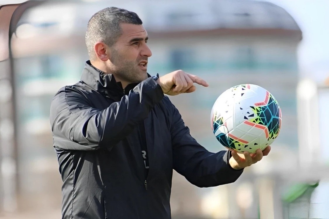 Beş ildən sonra Premyer Liqaya qayıtdı, özünə 3 köməkçi götürdü