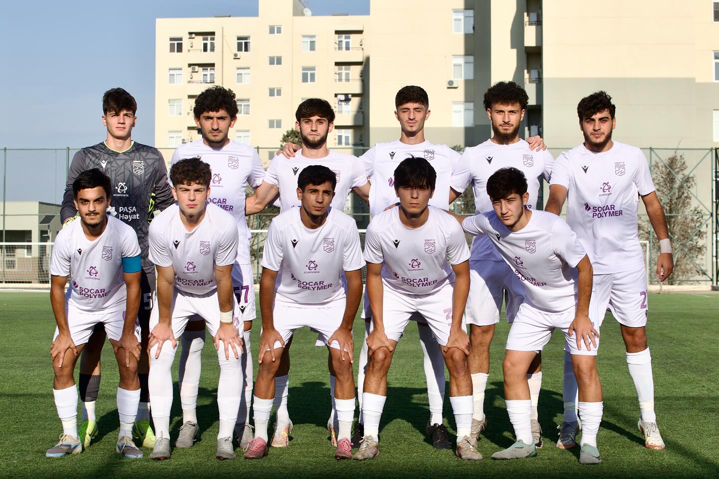 Biri hakimi təhqir etdi, digəri onu döymək istədi