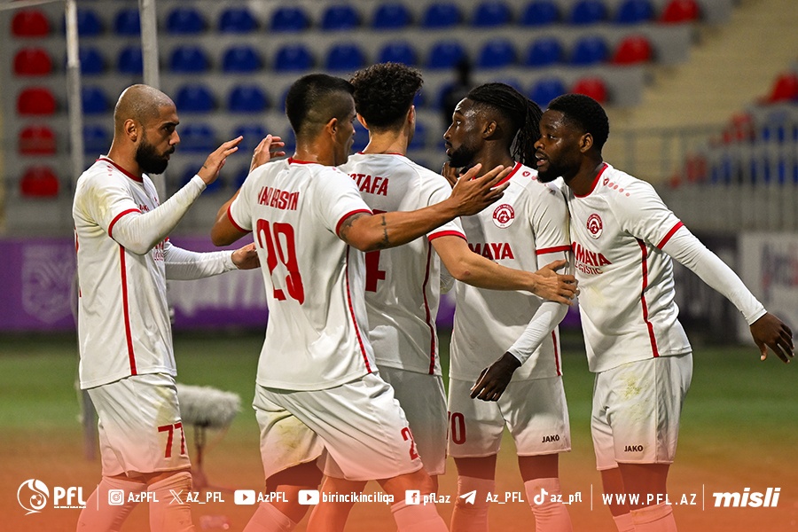 Məsuliyyəti öz üzərindən atdı, rəhbərliyin qarşısında bu futbolçuları “ayağa verdi”