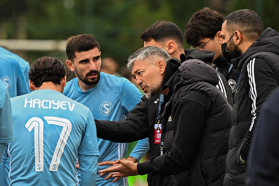 Premyer Liqa yolunda büdrəyən klub baş məşqçisi ilə vidalaşdı