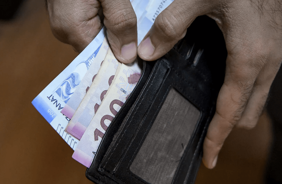 Böyük miqdarda maaş alan baş məşqçi “kasıb-kusub”un mükafatını da kəsdi