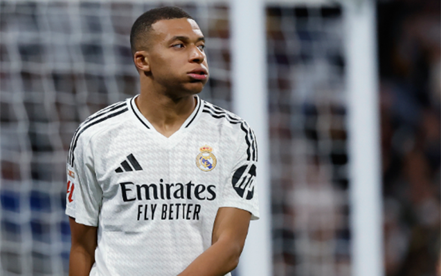 Məşhur hücumçu oyun vaxtı və onra baş hakimi söydü - QALMAQAL!