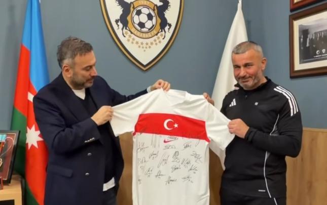 Qurban Qurbanova Türkiyə millisinin imzalı formasını hədiyyə etdilər - VİDEO