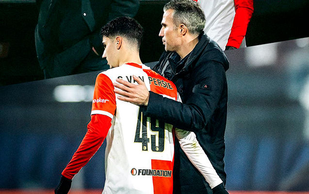 Baş məşqçisi olduğu klubda oğlunu meydana buraxdı FOTO