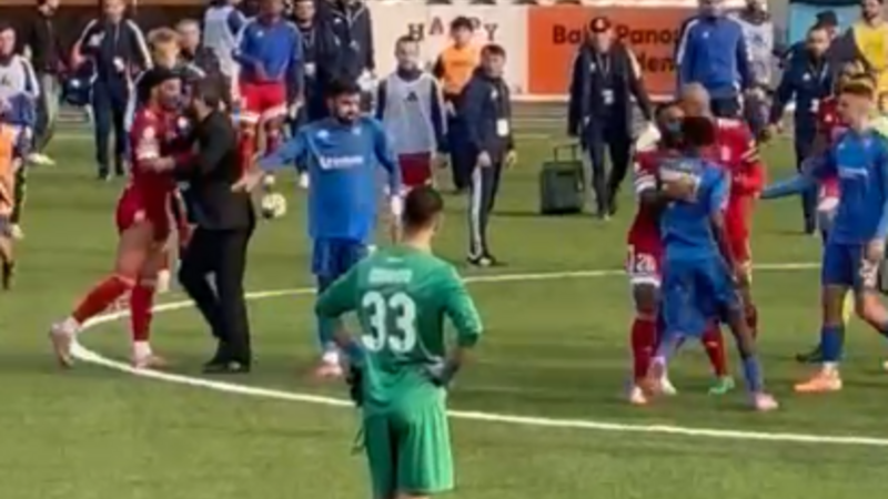 Rəşad Sadıqov iki əcnəbi futbolçunun davasının qarşısını necə aldı? - VİDEO