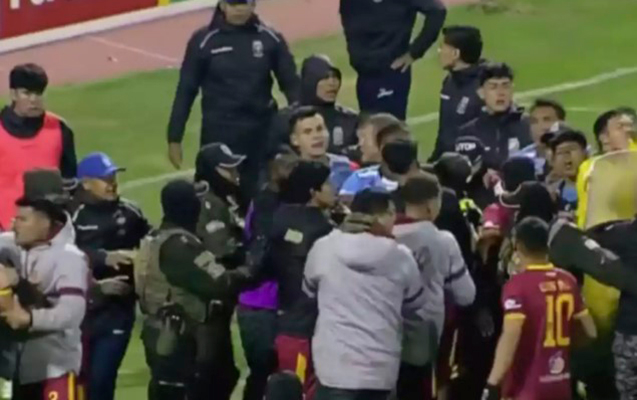 İki komandanın futbolçuları əlbəyaxa davaya çıxdı, hakim 12 nəfərə “qırmızı” verdi - VİDEO