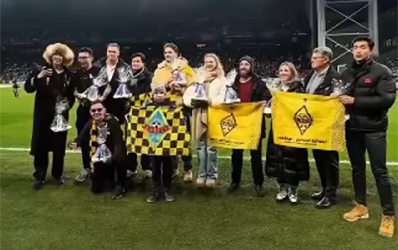 Komandalarını dəstəkləmək üçün 5 min km qət etdilər, mükafat aldılar - VİDEO