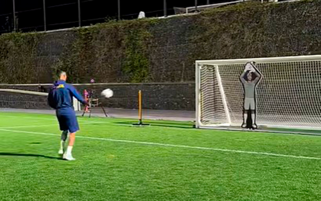 Ronaldo yalnız 12-ci cəhddə robota qol vura bildi - VİDEO