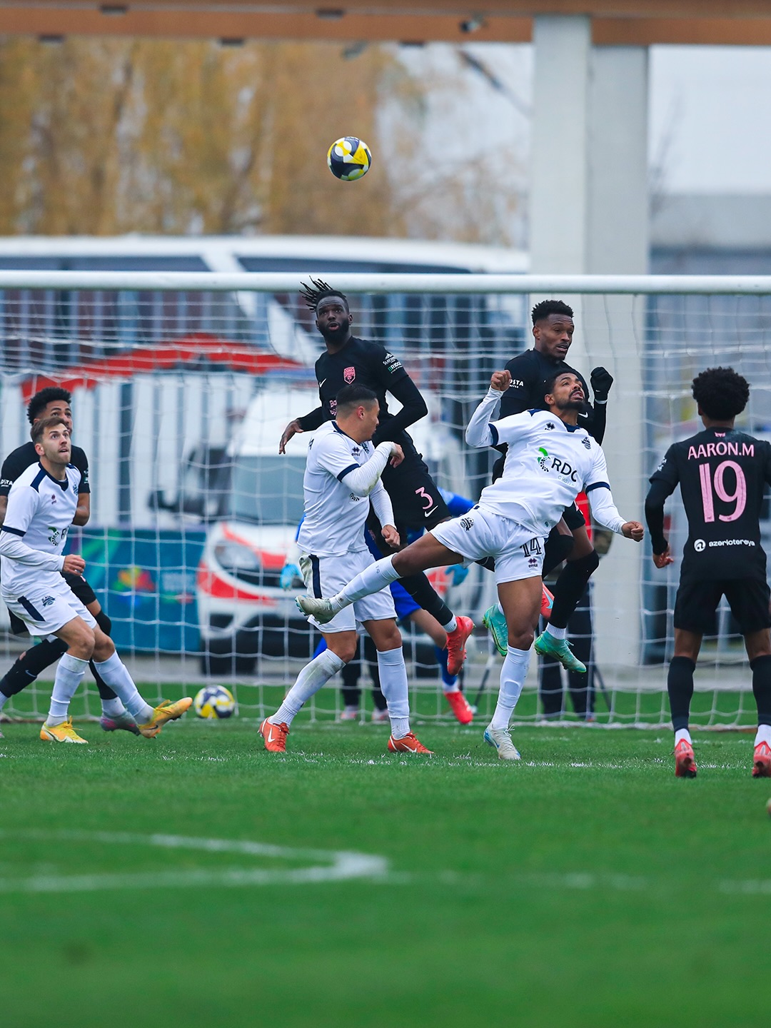 Bu komandada başqa azərbaycanlı yoxdur, hamısı pisdir?