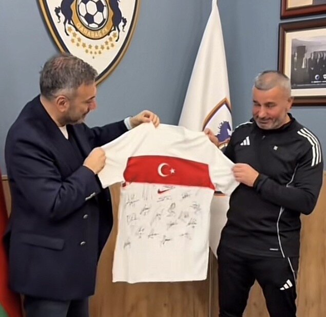 Qurban Qurbanova xüsusi hədiyyələr gətirdi - VİDEO