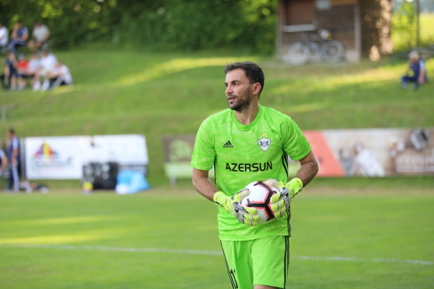 “Qarabağ”ın sabiq qapıçısı yeni müqaviləyə qol çəkdi