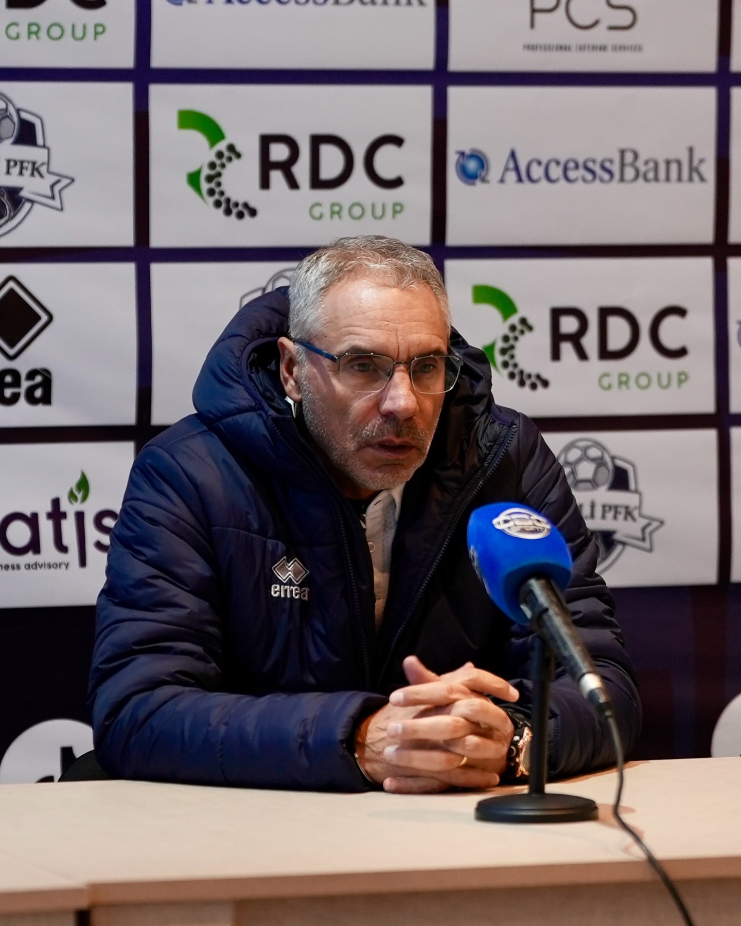 Deyir: “Bizim onlar qədər maliyyə imkanlarımız yoxdur”