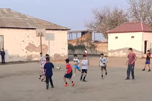 Rayonda işləyən müəllim şagirdlərinin futbolunu çəkib paylaşdı - VİDEO