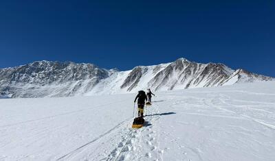 Azərbaycanlı alpinist Antarktidanın ən yüksək zirvəsinə qalxdı -