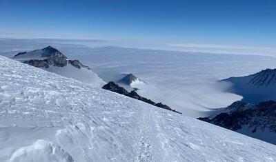Azərbaycanlı alpinist Antarktidanın ən yüksək zirvəsinə qalxdı -