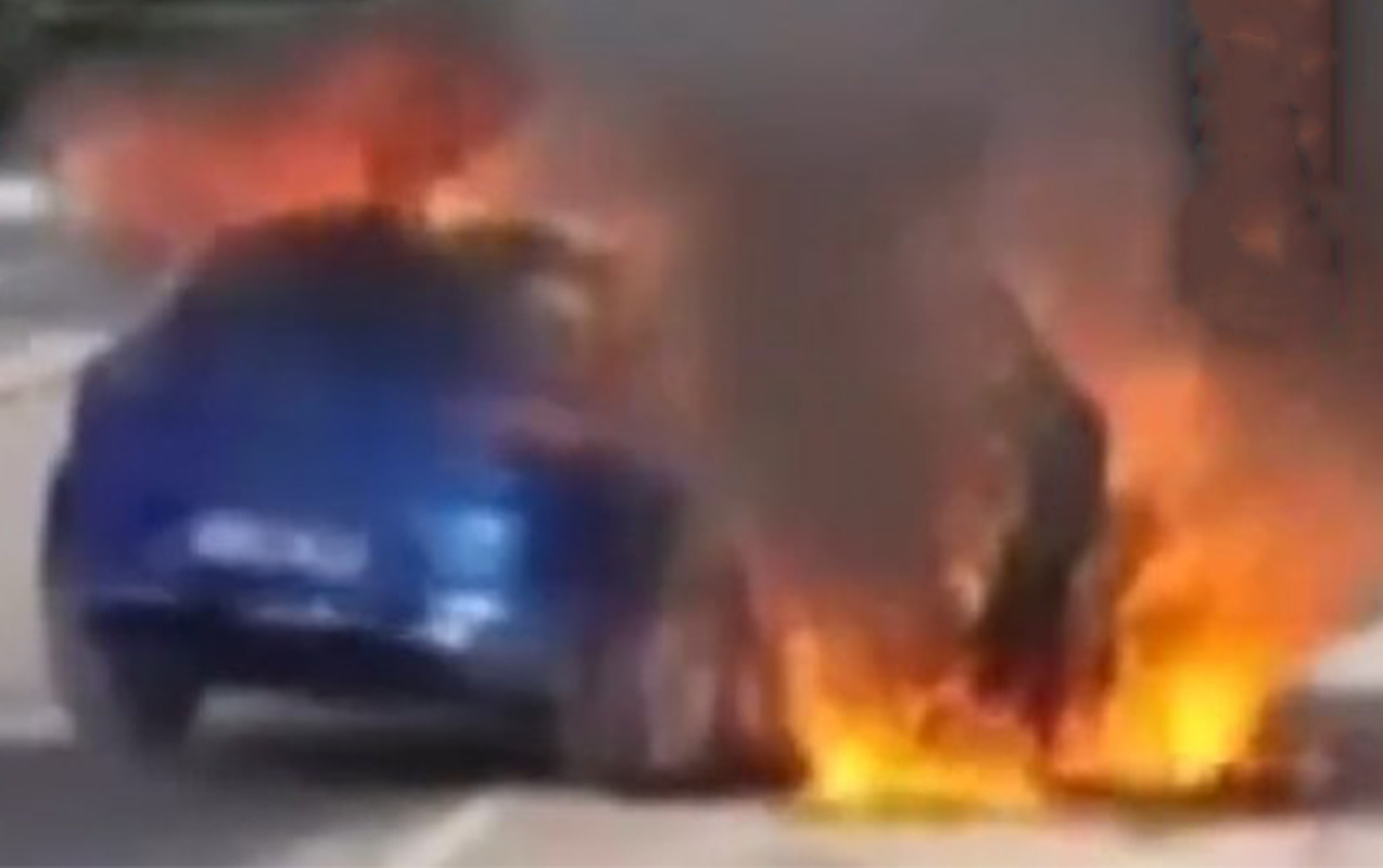 Kirayəyə götürdüyü maşın yolun ortasında yandı - VİDEO